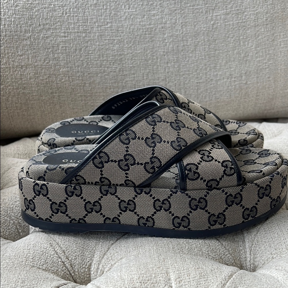 Gucci Women's Navy Blue and Cream Platform Sandals